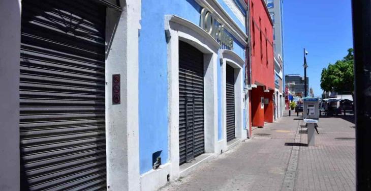 Un centro histórico semi vacío y con algunos locales cerrados es lo que prevalece este domingo