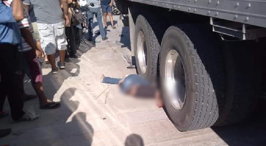 Mata trailer a motociclista en Centla; la pesada unidad se habría pasado un alto Mata trailer a motociclista en Centla; la pesada unidad se habría pasado un alto