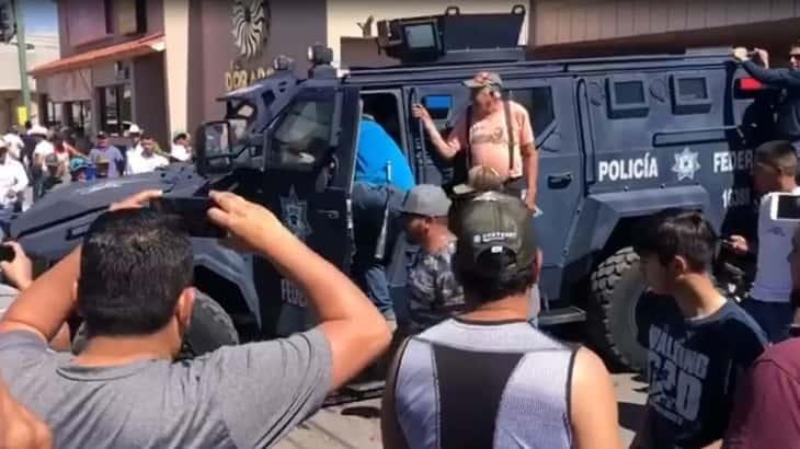 Por apertura de presa, agricultores cierran carreteras e incendian vehículos en Chihuahua