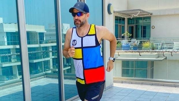 Pese a la cuarentena, pareja corre maratón… ¡en su balcón! Pese a la cuarentena, pareja corre maratón… ¡en su balcón!