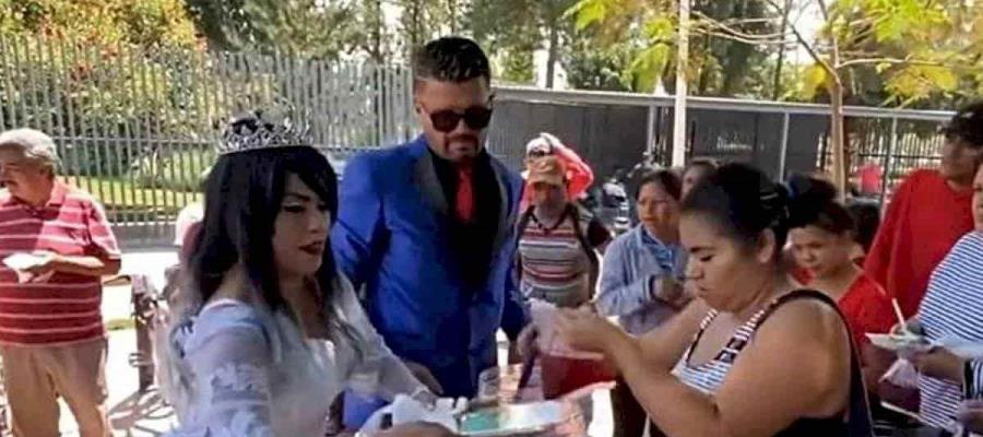 Pospone pareja fiesta de bodas en Guanajuato ante Covid-19 y reparte banquete fuera de un hospital