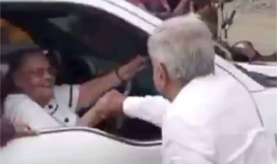 Saluda AMLO a la madre de El Chapo en su gira en Sinaloa Saluda AMLO a la madre de El Chapo en su gira en Sinaloa