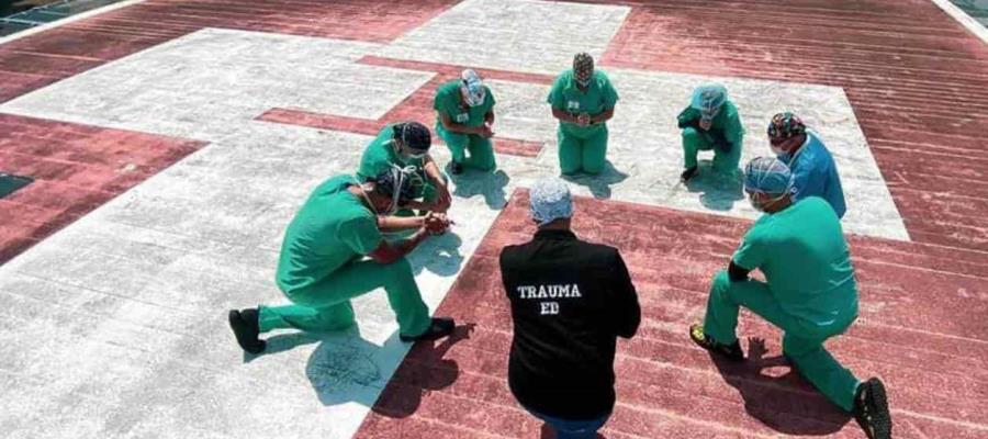 Personal médico de Estados Unidos, ora para combatir el coronavirus