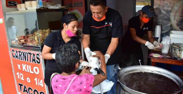 Regala 200 platos de comida diarios para afectados por contingencia