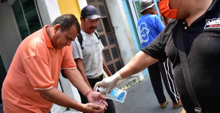 Regala 200 platos de comida diarios para afectados por contingencia