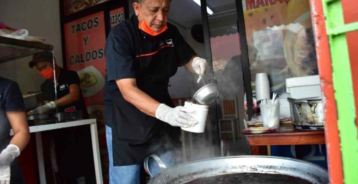 Regala 200 platos de comida diarios para afectados por contingencia