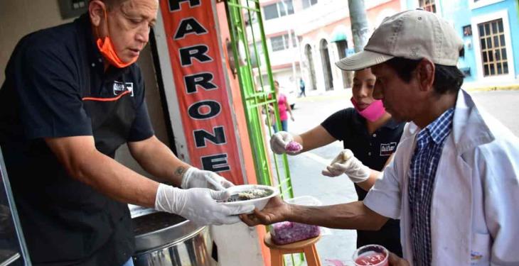 Regala 200 platos de comida diarios para afectados por contingencia