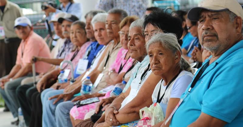Apoyarán a adultos mayores, niños con discapacidad y estudiantes en la contingencia, adelanta AMLO