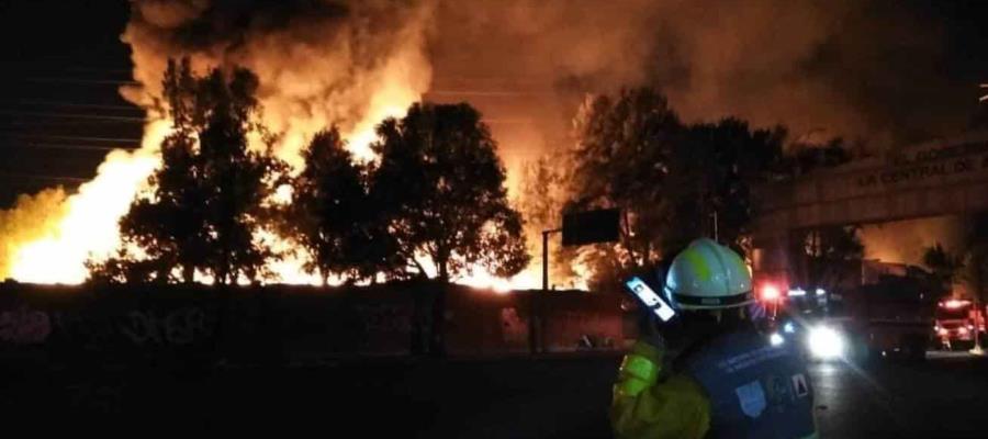 Se incendia bodega de madera en Iztapalapa; mueren dos personas