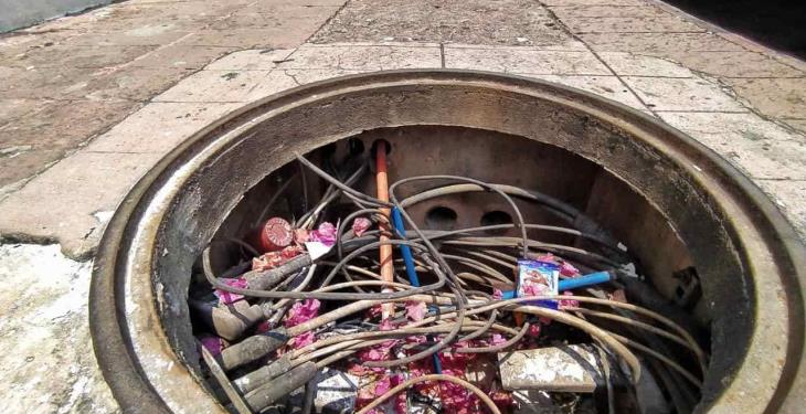 Sin tapa y con los cables expuestos dos registros de luz en el centro de Villahermosa Sin tapa y con los cables expuestos dos registros de luz en el centro de Villahermosa