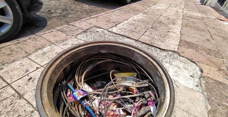 Sin tapa y con los cables expuestos dos registros de luz en el centro de Villahermosa Sin tapa y con los cables expuestos dos registros de luz en el centro de Villahermosa