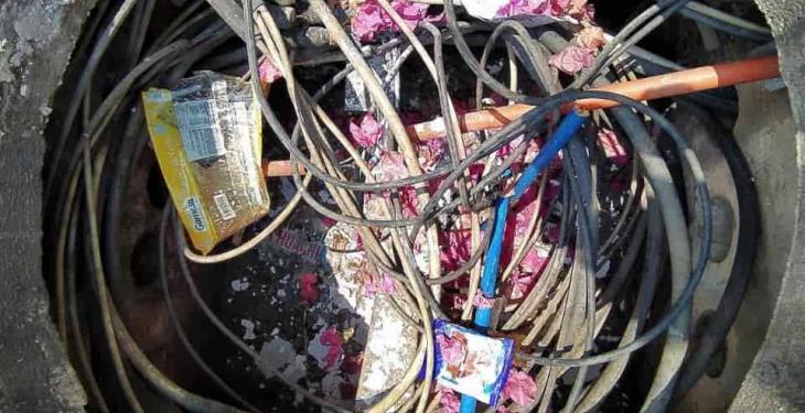 Sin tapa y con los cables expuestos dos registros de luz en el centro de Villahermosa Sin tapa y con los cables expuestos dos registros de luz en el centro de Villahermosa