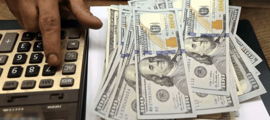 Cierra peso en 23.54; corta racha de tres sesiones al alza frente al dólar