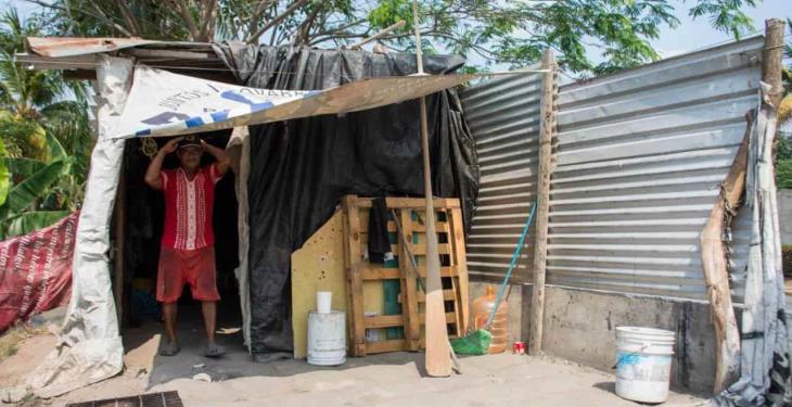 El intenso calor hace difícil el aislamiento para familias con casas hechas de lámina