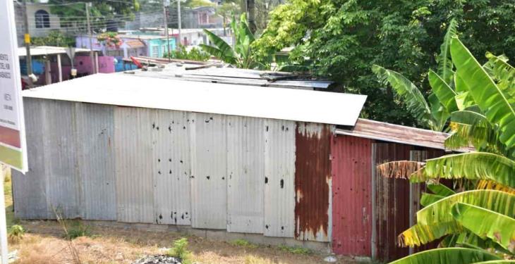 El intenso calor hace difícil el aislamiento para familias con casas hechas de lámina