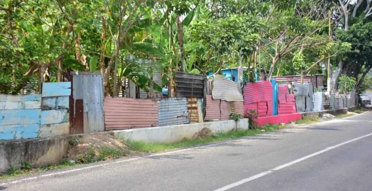 El intenso calor hace difícil el aislamiento para familias con casas hechas de lámina