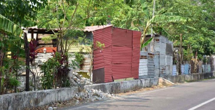 El intenso calor hace difícil el aislamiento para familias con casas hechas de lámina