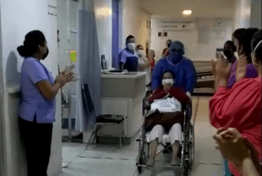 Entre aplausos despiden a paciente de Covid-19 dada de alta en Querétaro Entre aplausos despiden a paciente de Covid-19 dada de alta en Querétaro