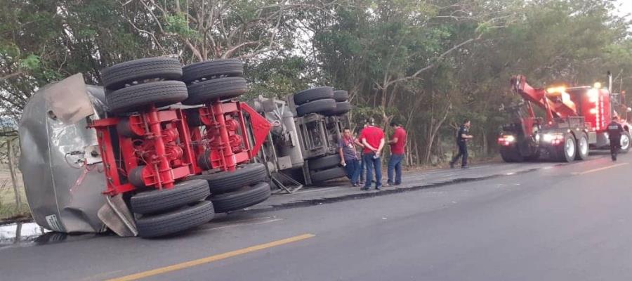 Vuelca remolque en la Villahermosa-Frontera Vuelca remolque en la Villahermosa-Frontera