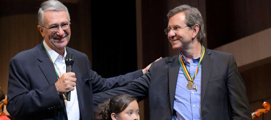 Otorga SEP millonario contrato a empresa de Salinas Pliego, revela investigación