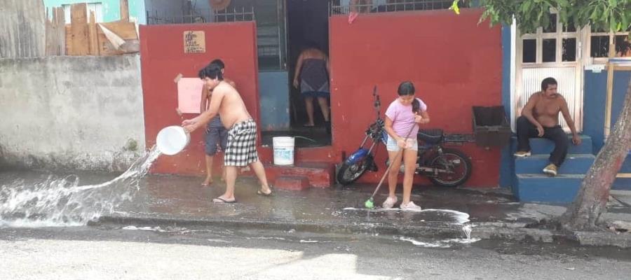 Lavan banquetas y calles de “El Águila” como medida para contrarrestar el coronavirus