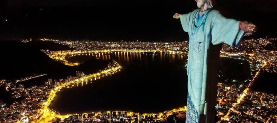 Visten de médico al Cristo Redentor de Brasil… en homenaje al personal de salud Visten de médico al Cristo Redentor de Brasil… en homenaje al personal de salud