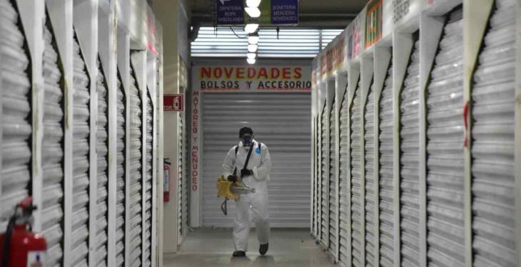 Sanitizan mercado José María Pino Suárez para prevenir contagios entre los visitantes Sanitizan mercado José María Pino Suárez para prevenir contagios entre los visitantes