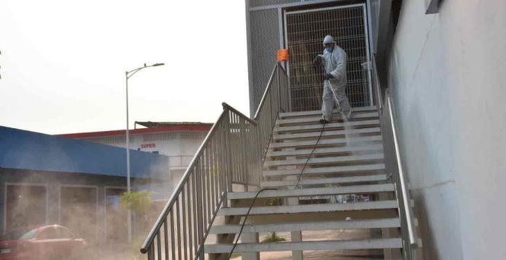 Sanitizan mercado José María Pino Suárez para prevenir contagios entre los visitantes Sanitizan mercado José María Pino Suárez para prevenir contagios entre los visitantes