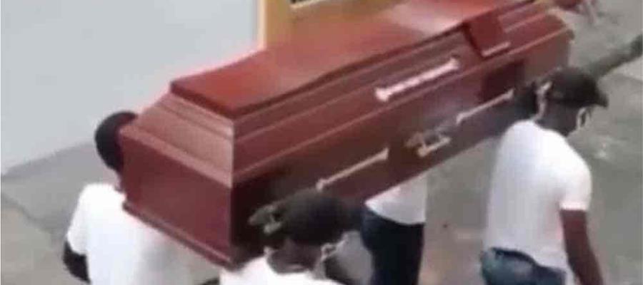 Bailando con féretro, policías de Colombia llaman a cumplir medidas ante Covid-19 Bailando con féretro, policías de Colombia llaman a cumplir medidas ante Covid-19