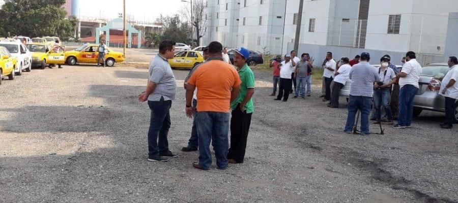 Denuncian socios taxistas que líderes les prometieron tramitar 25 mil pesos para enfrentar la contingencia