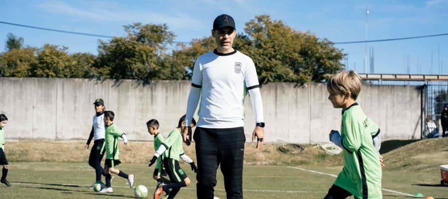 Rafa Márquez atiende a niños marginados en contingencia