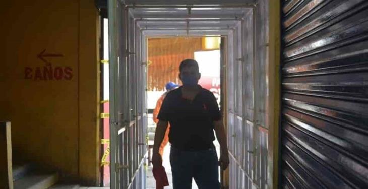 Instalan túneles sanitizantes en Paraíso, pese a recomendación de la Secretaría de Salud