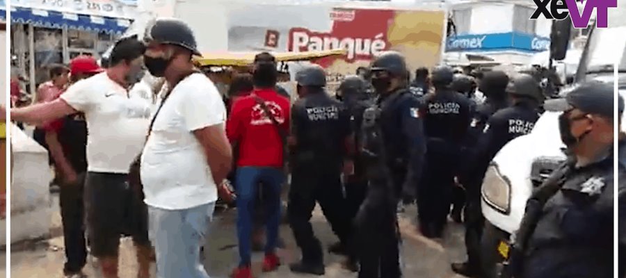 Se manifiestan habitantes de Tenosique para pedir apoyos ante la contingencia