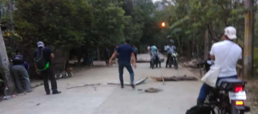 Pobladores de Tacotalpa se enfrentan por cierre de camino