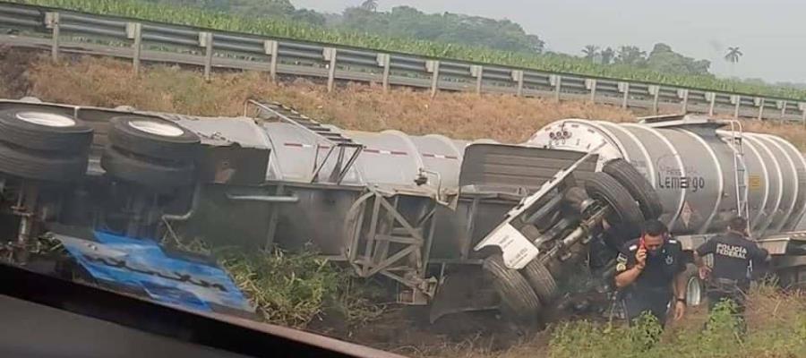 Vuelca tráiler sobre la autopista Coatzacoalcos-Villahermosa Vuelca tráiler sobre la autopista Coatzacoalcos-Villahermosa