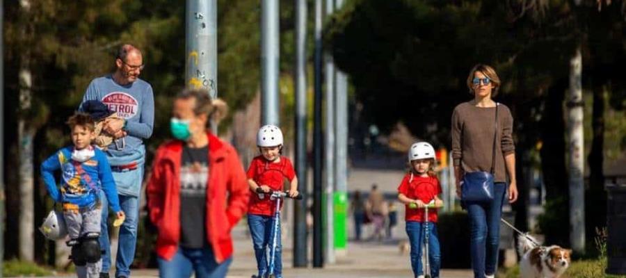 En España niños empiezan a salir a las calles… acompañados de adultos