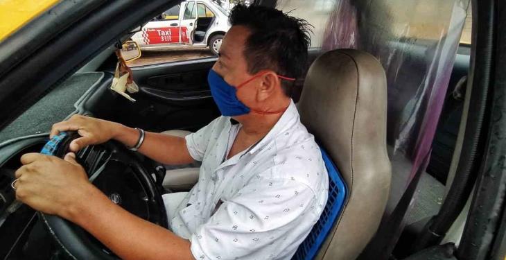Taxistas colocan cortina de plástico en sus unidades para evitar contagio de COVID-19
