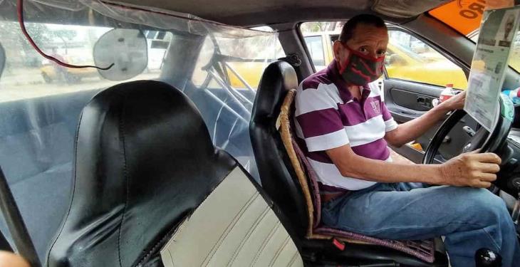 Taxistas colocan cortina de plástico en sus unidades para evitar contagio de COVID-19