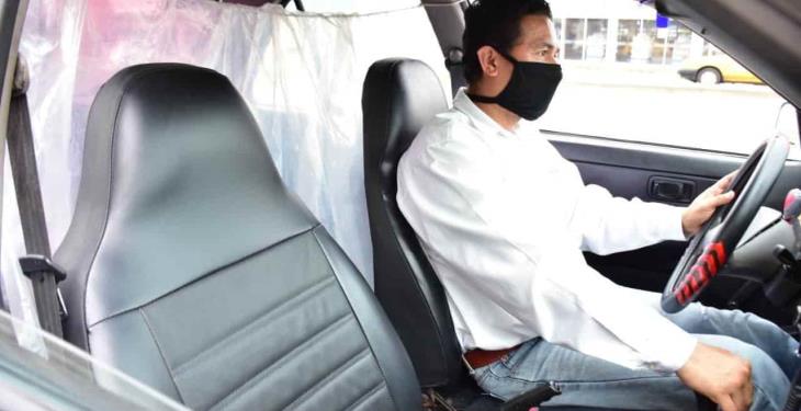 Taxistas colocan cortina de plástico en sus unidades para evitar contagio de COVID-19