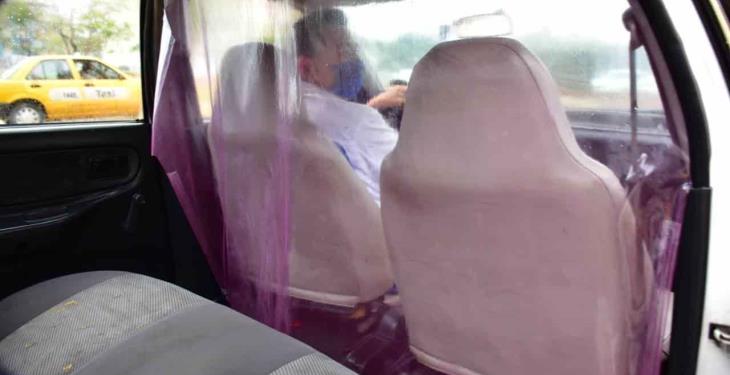 Taxistas colocan cortina de plástico en sus unidades para evitar contagio de COVID-19
