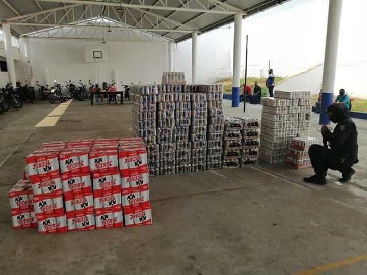 Aseguran policías de Comalcalco un autobús cargado con cervezas