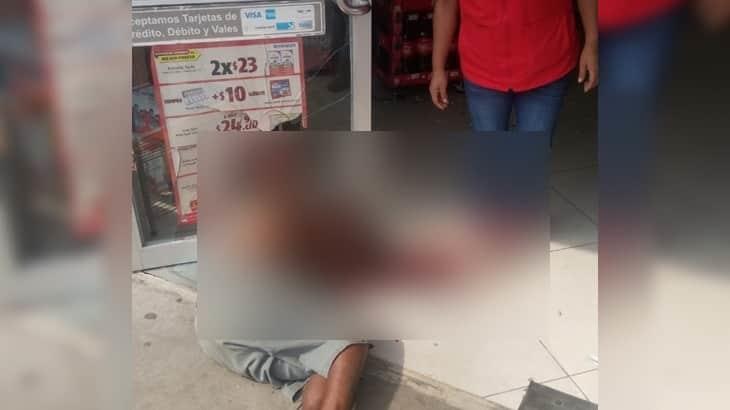 Camioneta golpea a persona durante riña en un OXXO y lo trasladan al hospital