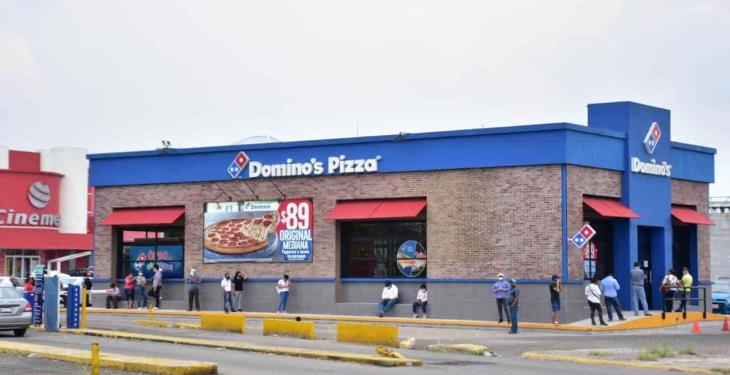 Villahermosinos relajan confinamiento por salir a comprar Pizza