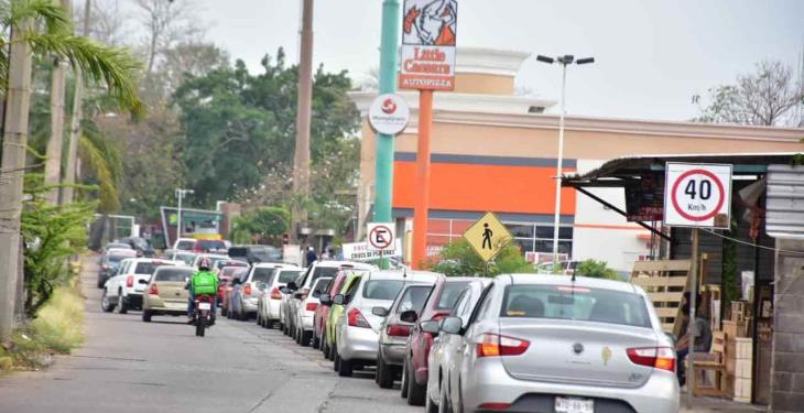 Villahermosinos relajan confinamiento por salir a comprar Pizza