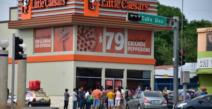 Villahermosinos relajan confinamiento por salir a comprar Pizza