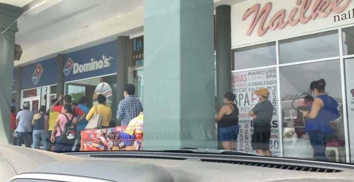 Villahermosinos relajan confinamiento por salir a comprar Pizza