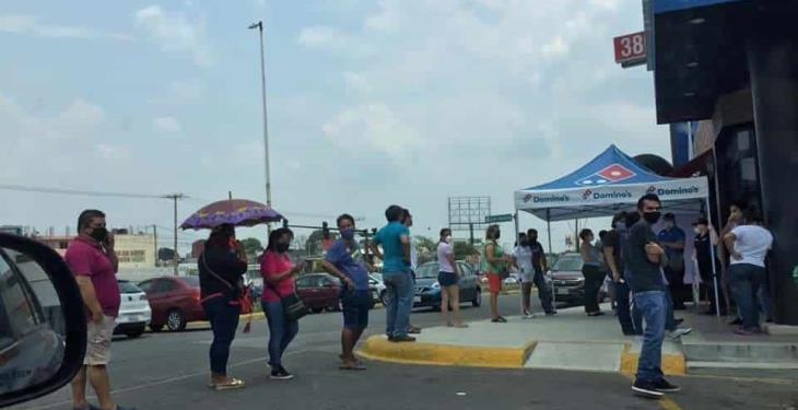 Villahermosinos relajan confinamiento por salir a comprar Pizza