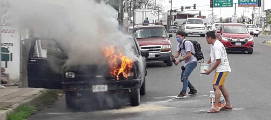 Se incendia camioneta en la carretera a Río Viejo; no se reportan lesionados
