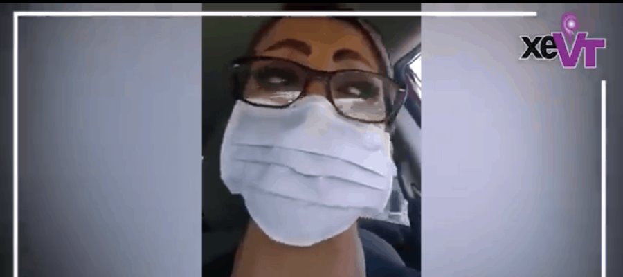 Enfermera rompe en llanto tras recibir reconocimiento en Centro Comercial en Puerto Vallarta