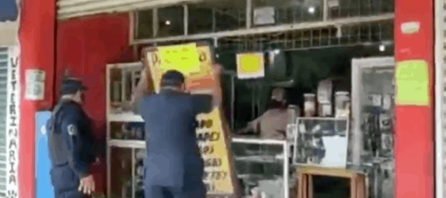 Policías detienen a dueño de negocio que se negaba a cerrarlo en Nacajuca